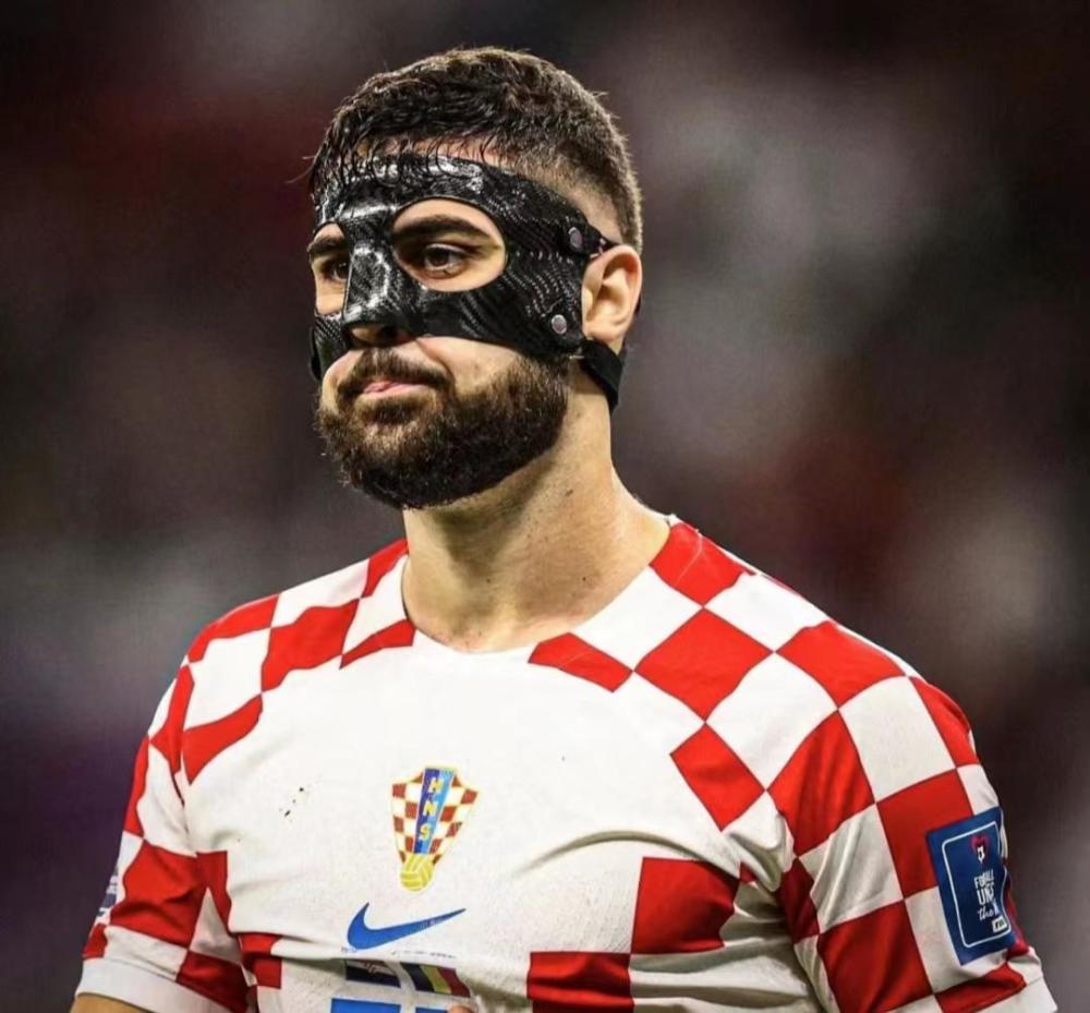 克罗地亚碾压马赛，莱万三分雨点燃全场