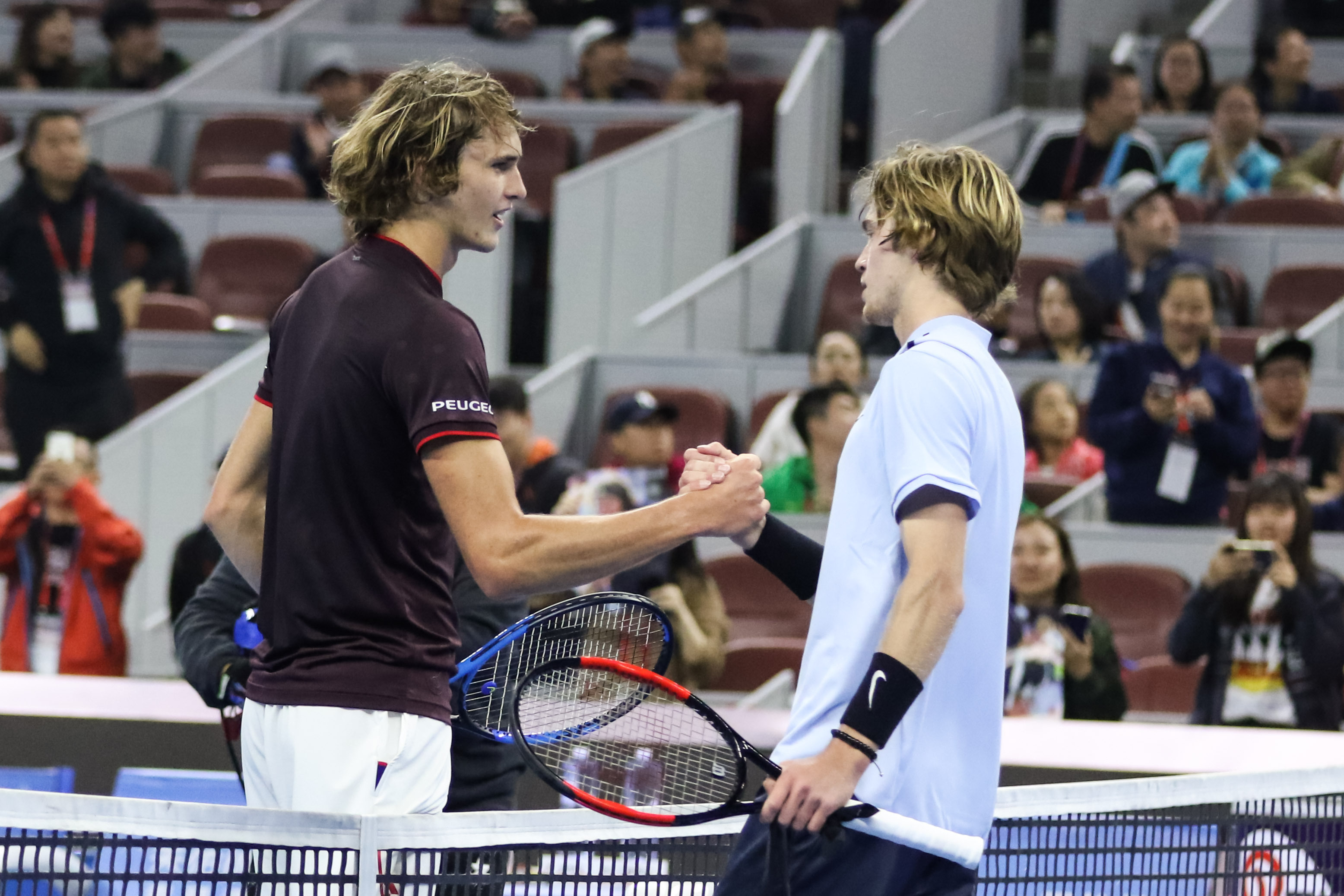 意大利网球队鏖战德国网球队，瓦林卡统治全场