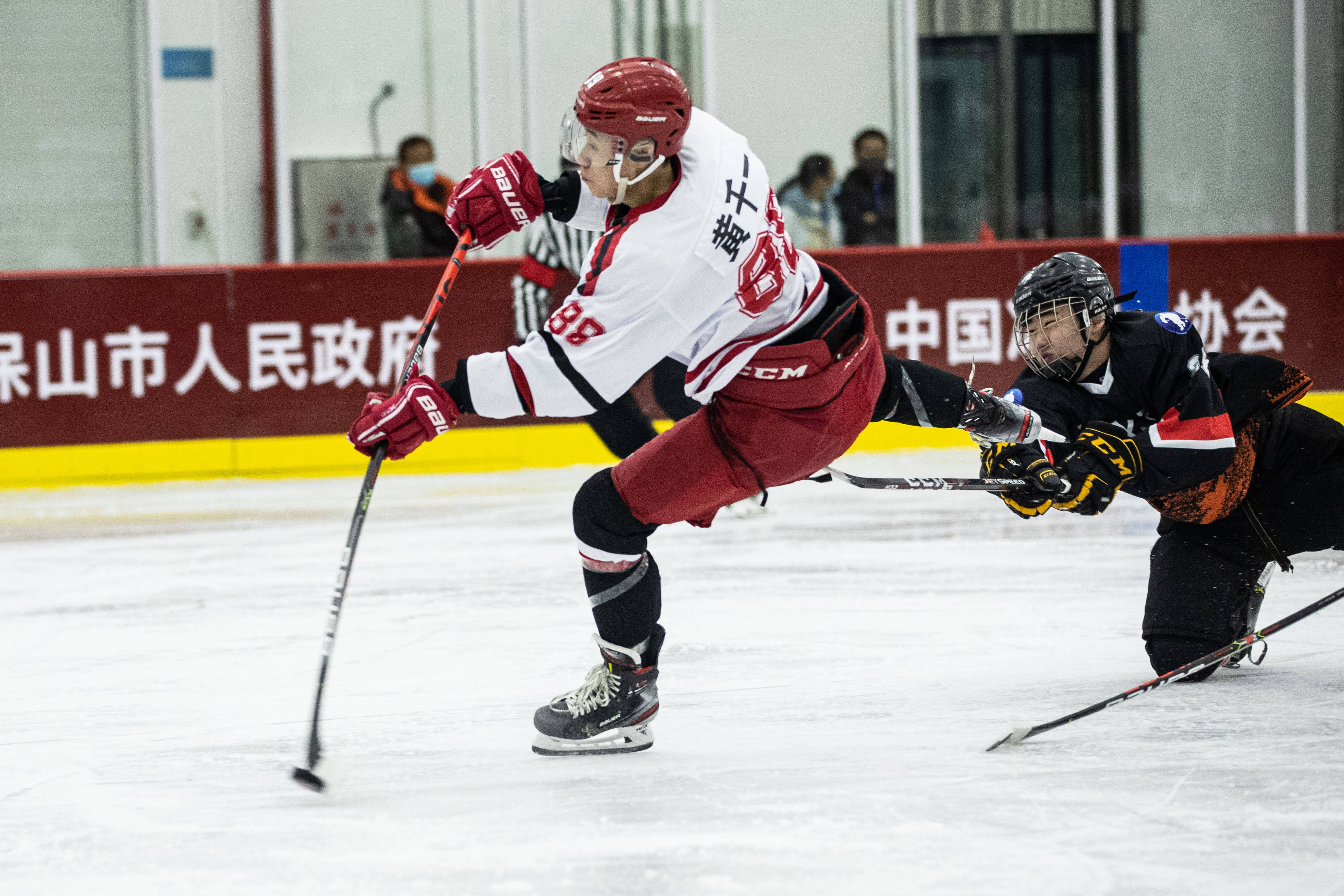 包含冰球队主教练发声，誓言带队登顶的词条