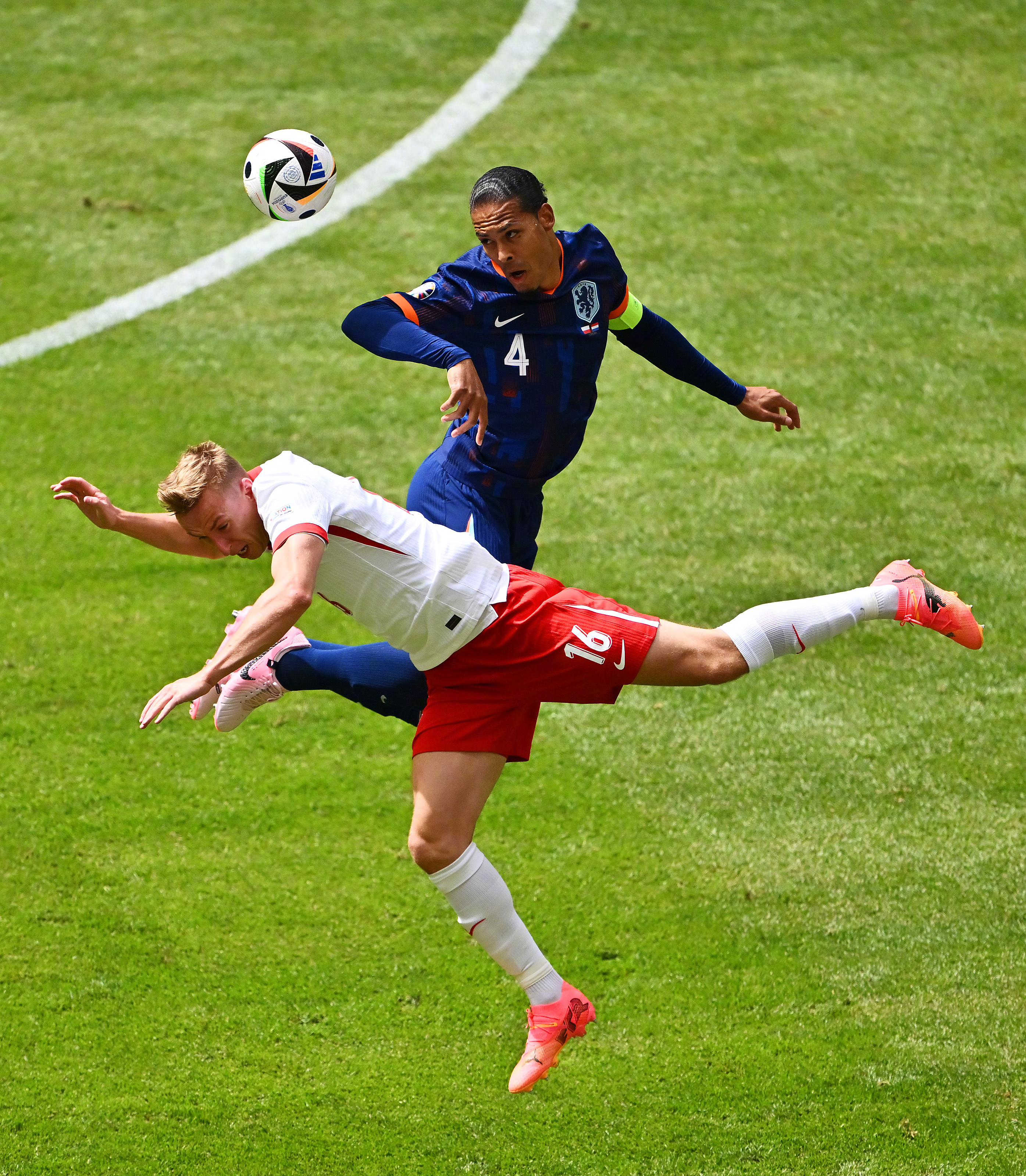 荷兰逆转土耳其，内马尔带队取胜