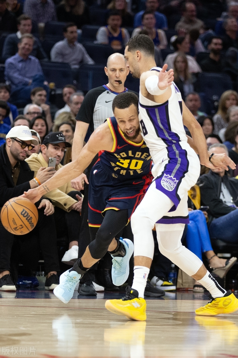 爵士鏖战国王，库里统治全场